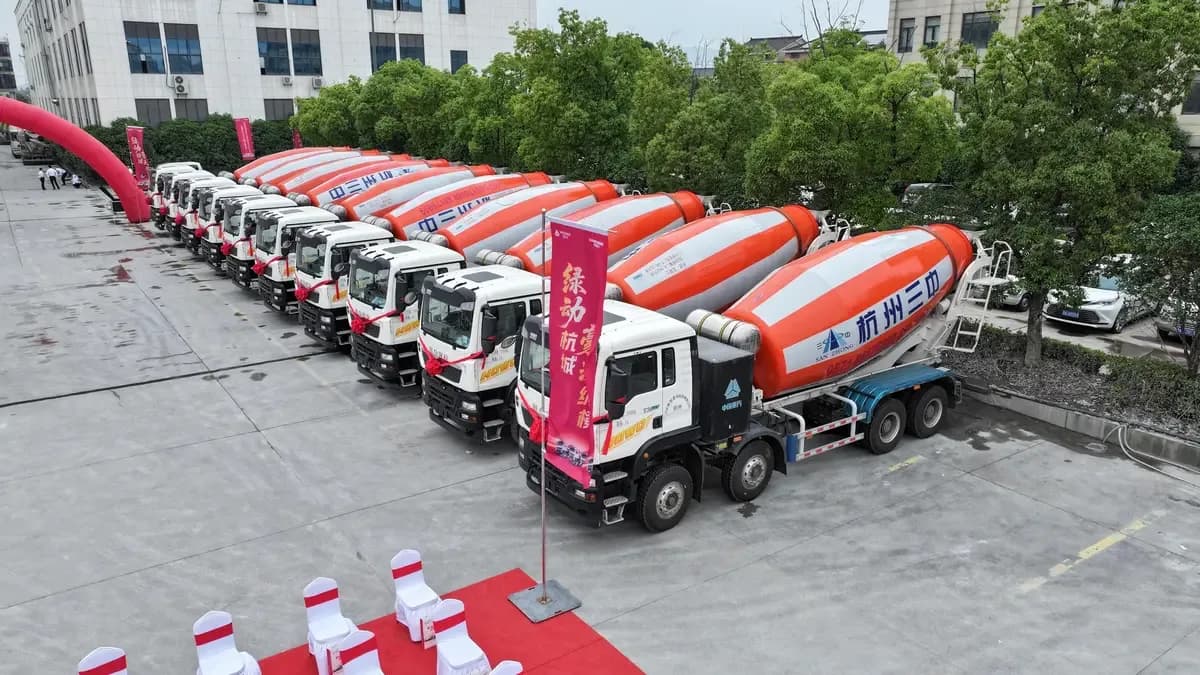 HOWO TX7 new energy concrete mixer trucks lined up at the Hangzhou delivery ceremony